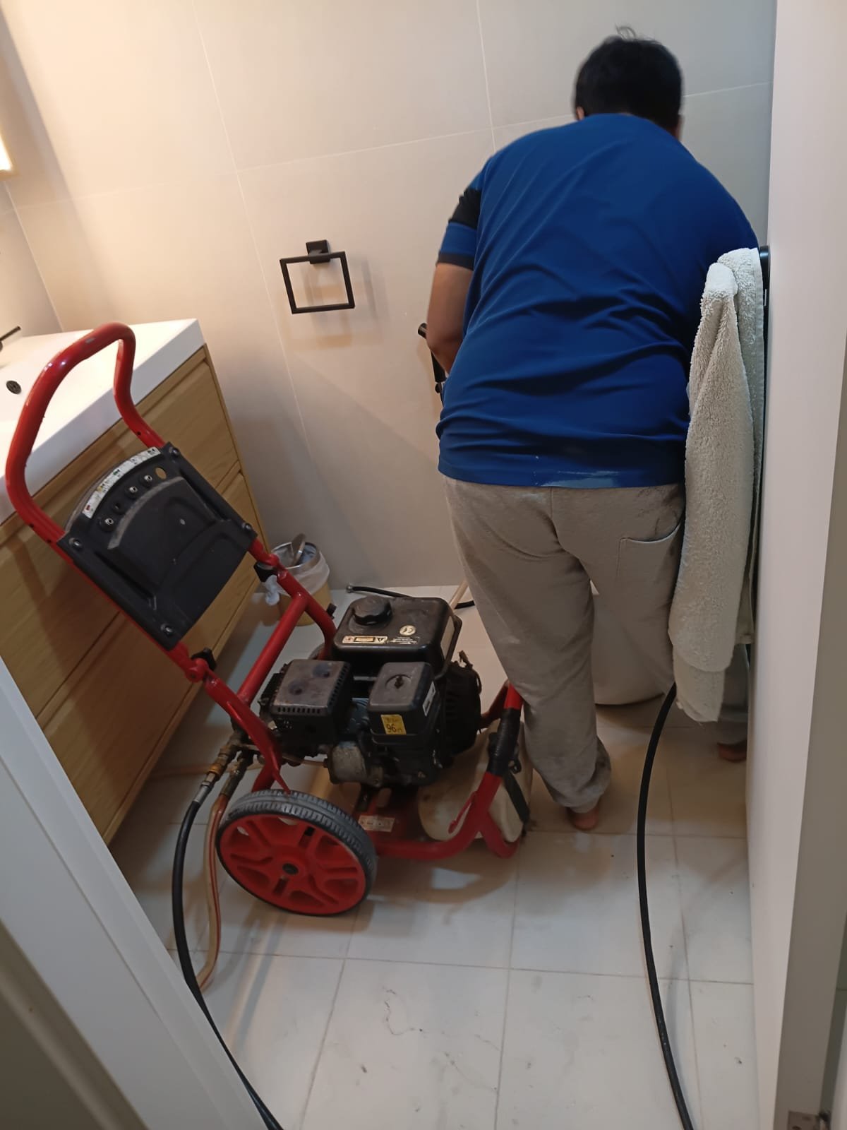 Jumeeriah Plumbers Dubai emergency plumbing services - Slide 1